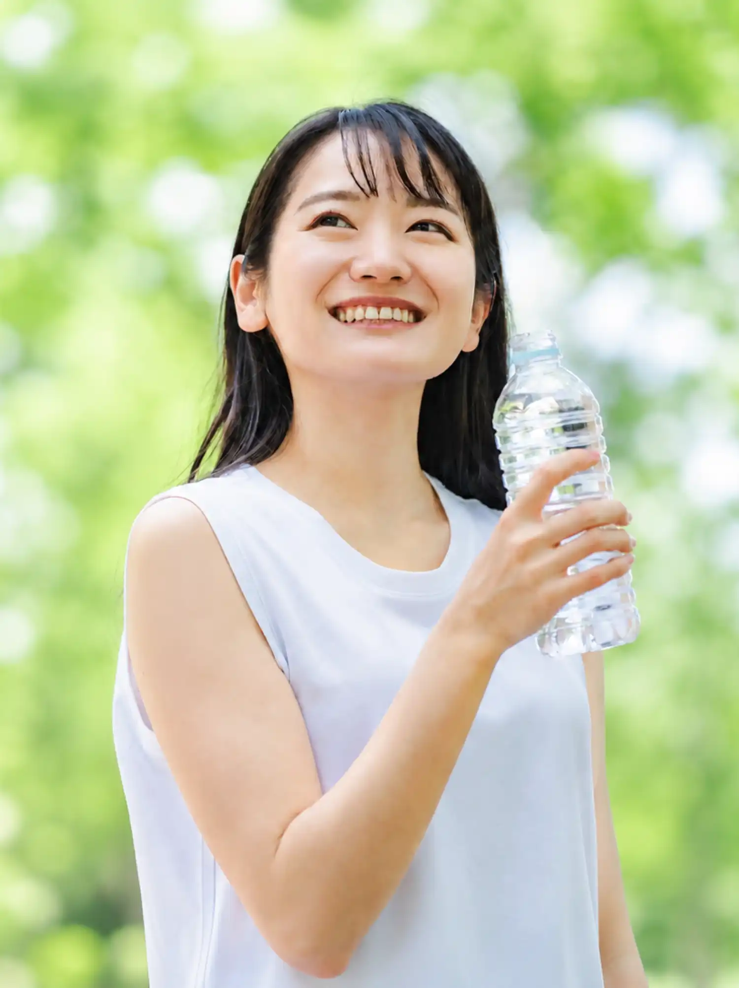 水素還元水を飲む女性
