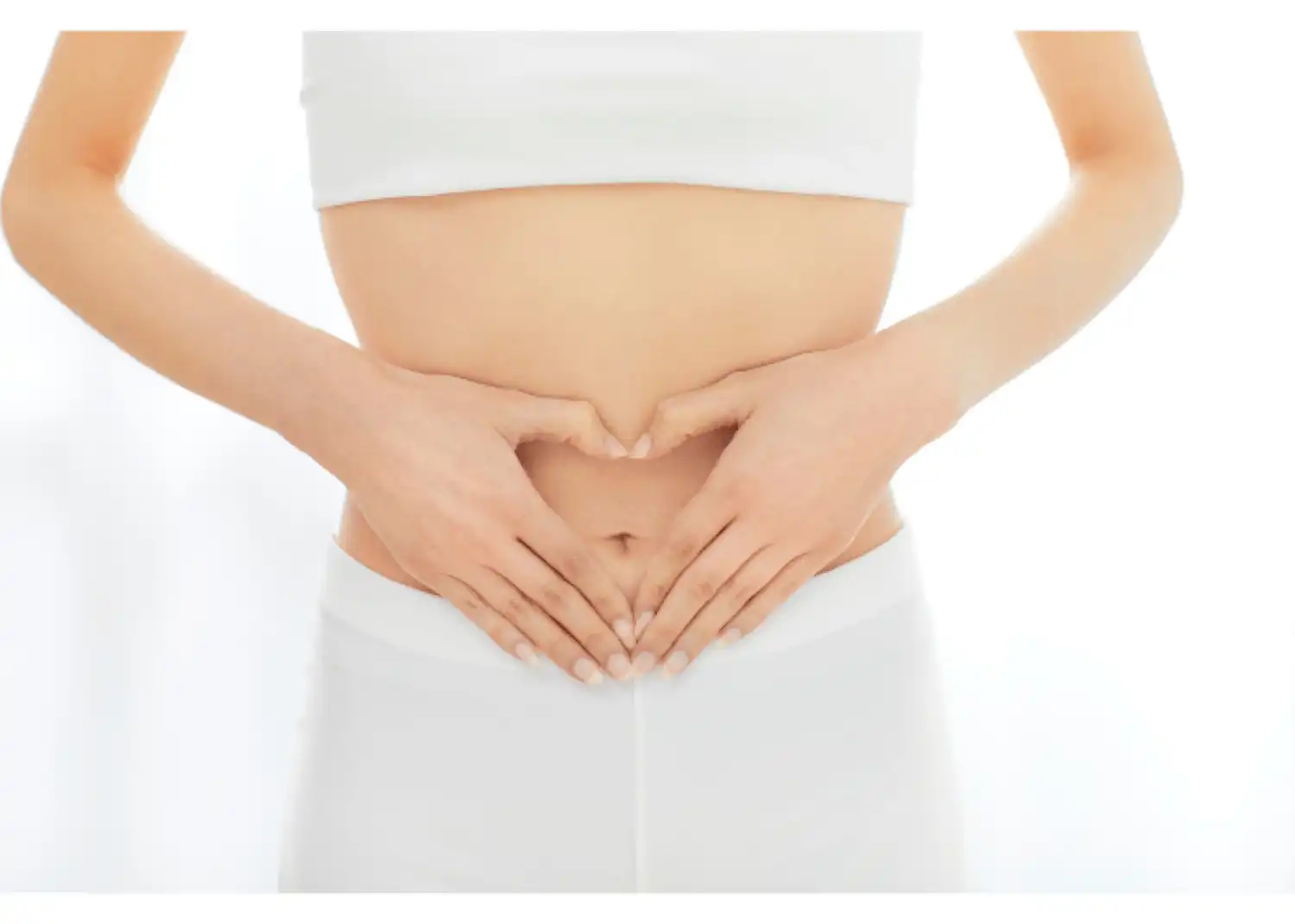 胃もたれや胃の不快感をやわらげる、女性のお腹