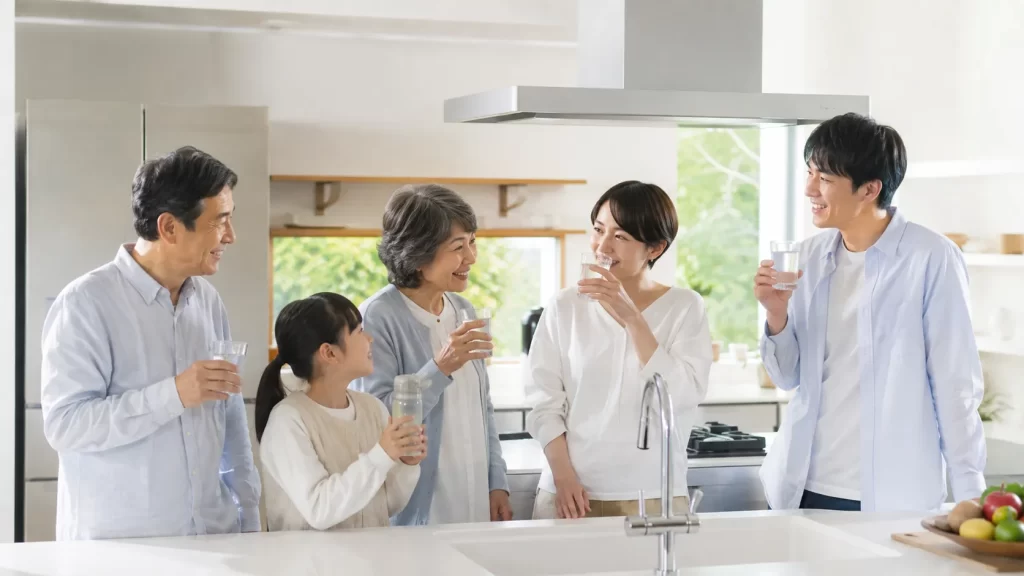 キッチンを取り囲み、家族で水を飲んでいる